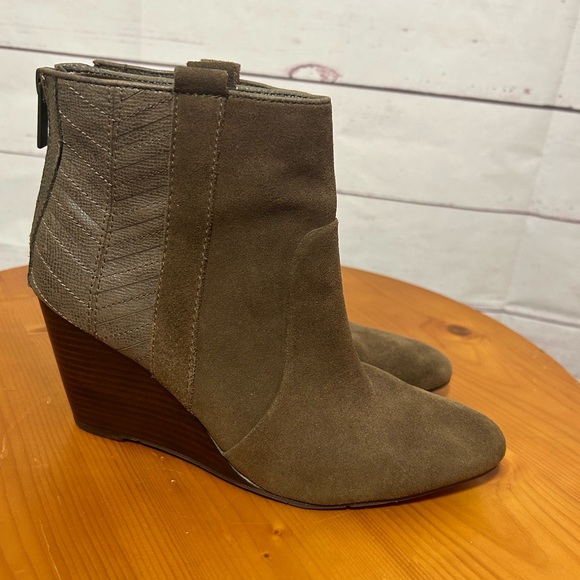 Dolce Vita Sz 8.5 Ankle Boots Wedge Bootie Tan Taupe Brown Suede High Heel boho - Picture 4 of 8